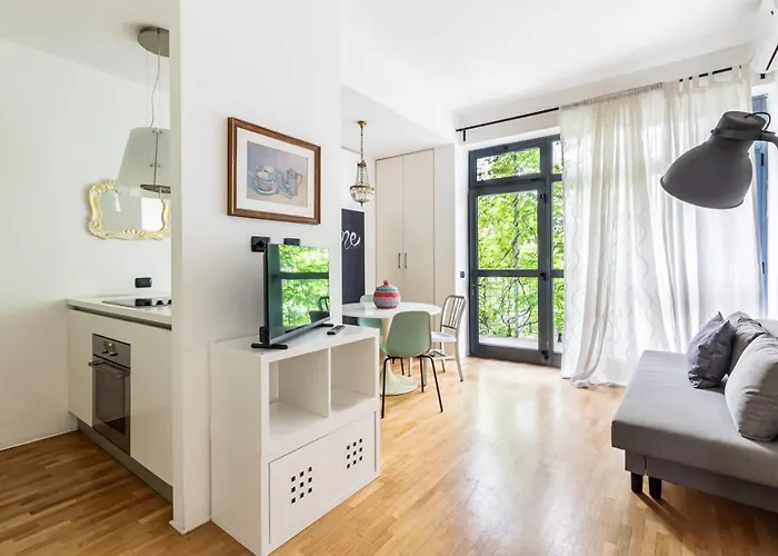 Homeby, Stylish Apartment With Balcony